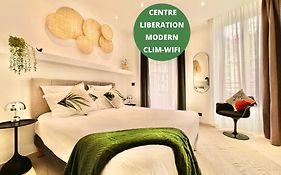 Liberation Center - Private Balcony - 24&7 Reception - Luggage Storage